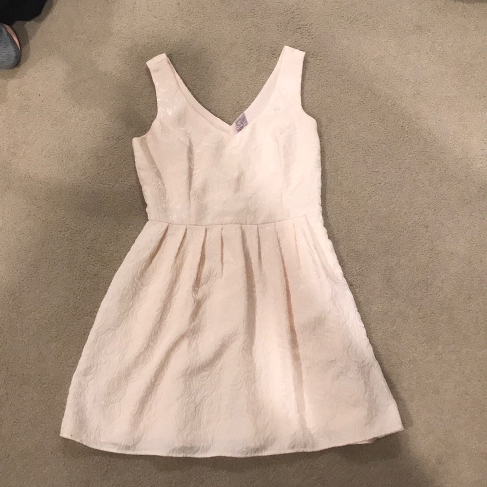 Floral pattern, rose tint/Creme colored dress
